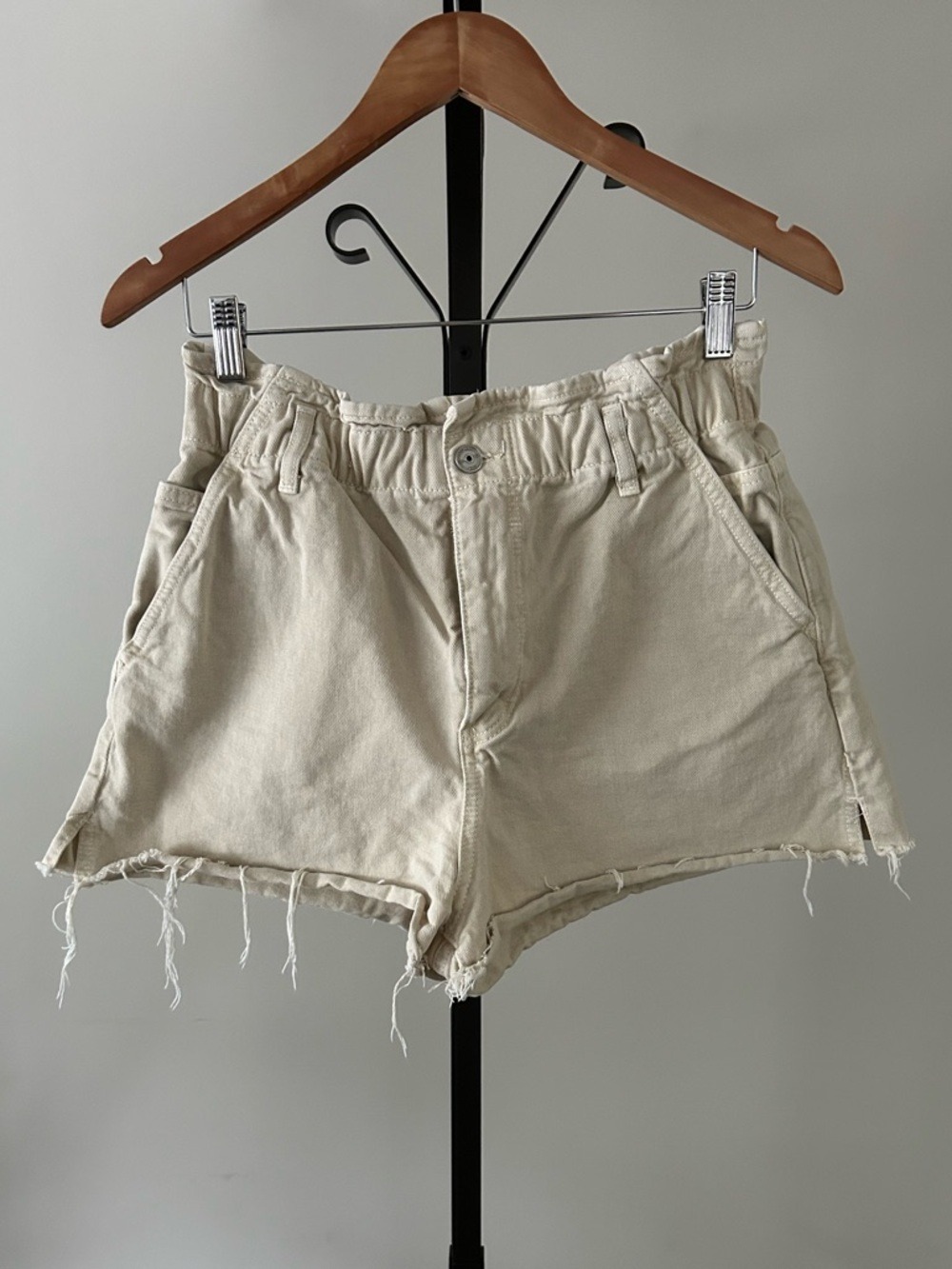 Zara High Waisted Raw Hem Women's Shorts in Cream, Size 6.